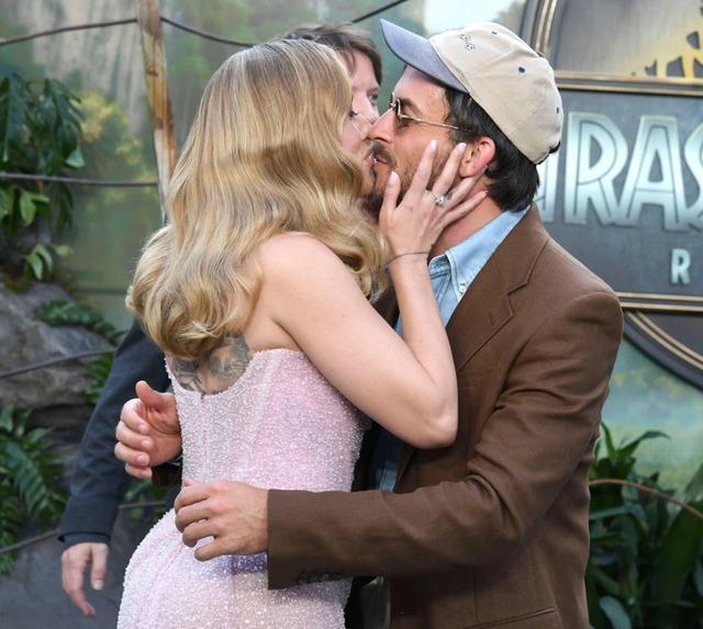 Scarlett Johansson’s Shocking Kiss With Co-Star Has Fans Asking: What’s Really Going On?